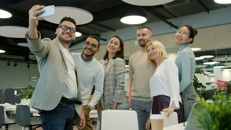 Collega's maken een selfie op kantoor