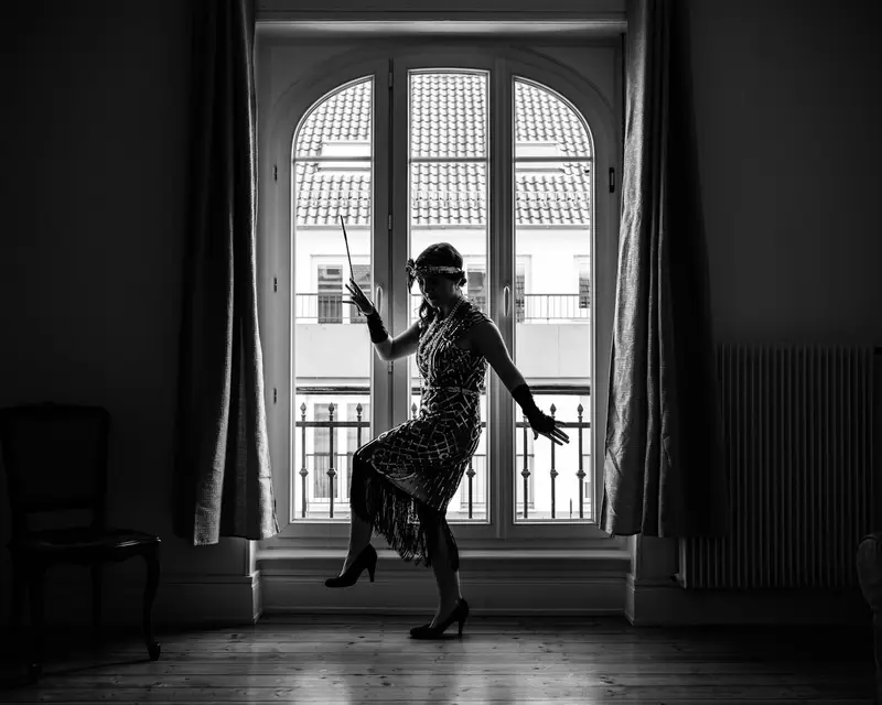 Danser in beweging in een lichte ruimte